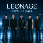 「LEØNAGEのメンバー5人が夜のステージに並び立つ。背景には都会の夜景が広がり、彼らの後ろにはスポットライトが光り輝く。画像上部には“LEØNAGE Never Go Back”の文字が浮かぶ。」